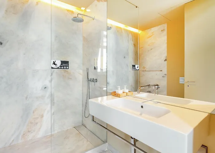 Whome Riverside Flat Steps From Attractions Lägenhet